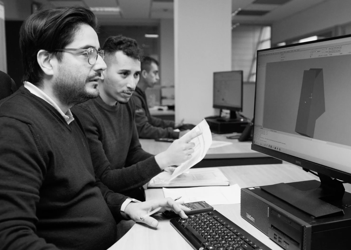 Equipo de Tecno Spuma trabajando en oficina